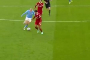 英超官推怒贊范戴克：許多英超前鋒在單挑他時不占優(yōu)勢