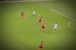 真正的快樂足球！名場面：斯特林被場地絆倒，裁判判罰點球！