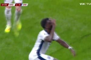薩卡禁區(qū)內(nèi)不停球精彩凌空斬破門！英格蘭1-0領(lǐng)先塞爾維亞！