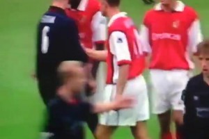 基恩和維埃拉短暫沖突，斯塔姆介入，頂牛+鎖喉回應(yīng)