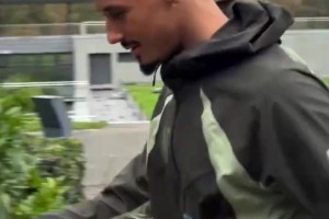 不愧是時(shí)尚之都！法國此前的抵達(dá)視頻！誰的穿搭最有型？