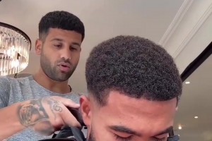 再拍就真的繃不住了！看理發(fā)師操控“乖巧”的詹姆斯！