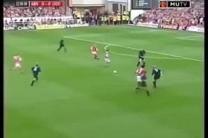 基恩梅開二度，幫助曼聯(lián)在海布里球場取得勝利