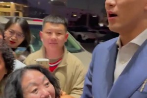 郭艾倫的女粉絲基礎(chǔ)還是很龐大??！就是怎么看起來(lái)都是中老年