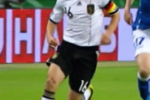 隊短！網(wǎng)友：他不僅是綠茵場上的紳士，更是德國足球巔峰時的旗幟