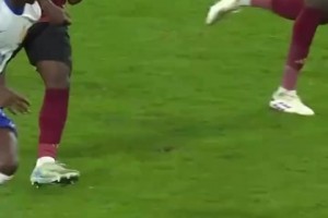 兩個(gè)技術(shù)流的交鋒！登貝萊穿襠過(guò)掉多庫(kù)，多庫(kù)甚至笑了！