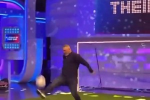 不容易！魯尼挺著大肚子，在節(jié)目中復(fù)刻自己經(jīng)典倒鉤