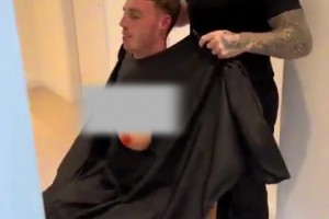 太悶騷啦！理發(fā)師給帕爾默戴上了義乳，帕爾默還自己捏了捏