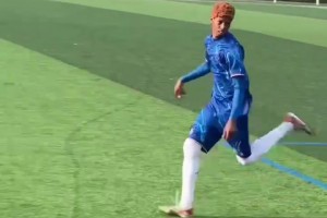 有幾分相似度？網(wǎng)友模仿帕爾默踢球！經(jīng)典落枕回頭！