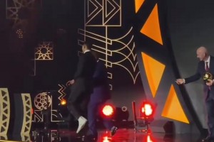 擊敗薩拉赫和奧斯梅恩！阿什拉夫瘸著腿上臺(tái)領(lǐng)取非洲足球先生獎(jiǎng)項(xiàng)