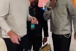 湖人爵士賽后，爵士名宿奧庫帶著孩子與詹姆斯合影！