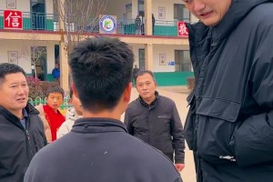 感受一下姚式幽默！姚明在河北探訪與籃球隊(duì)小球員聊天逗樂(lè)