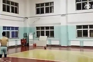 相當(dāng)勵志！當(dāng)年腿部骨折，王睿澤單腿堅(jiān)持練習(xí)三分球投射