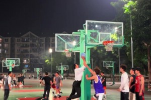 西裝暴徒！老球痞曬野球場進(jìn)球視頻配文：跟年輕人打的就是爽