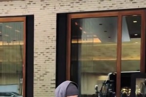 火箭客場戰(zhàn)勝騎士，賽前杜蘭特為等候在酒店外的球迷瘋狂簽名~