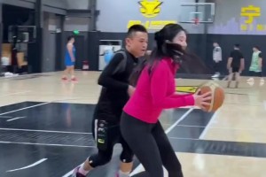 身材越來(lái)越棒了！野球場(chǎng)肘姐：天氣降溫了 可我依舊火熱