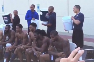 總有你沒(méi)看過(guò)的視角！名場(chǎng)面：庫(kù)里哈登等美國(guó)隊(duì)員接受冰桶挑戰(zhàn)！