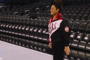 居然還有中文版！楊瀚森和樂福等人為隊(duì)內(nèi)工作人員唱生日快樂歌！