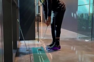 團(tuán)隊(duì)文化！湖人隊(duì)內(nèi)訓(xùn)練前，每人一桿高爾夫