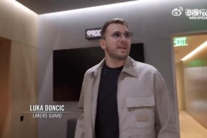 東契奇和八村壘參觀湖人主場(chǎng)升級(jí)后的更衣室，77和克萊伯的更衣室位置挨著！