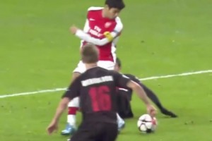 槍手美麗足球越看越上頭！愛(ài)德華多這腳后跟傳球點(diǎn)睛之筆！