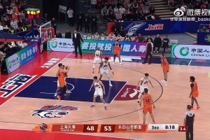 王哲林低位接球欲背打曾繁日，感覺(jué)有點(diǎn)頂不太動(dòng)啊