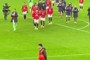 曼聯(lián)球員在老特拉福德球場(chǎng)離場(chǎng)時(shí)，全場(chǎng)球迷報(bào)以熱烈的掌聲！