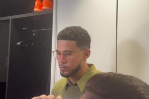 布克：狄龍和我們團(tuán)隊(duì)的心態(tài)保持一致，只不過(guò)他更敢于發(fā)言！