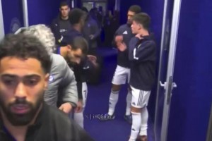 聊啥呢？維尼修斯、居勒爾和貝林厄姆互相討論，聊得越來(lái)越起勁~