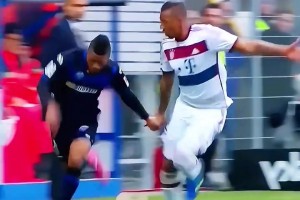 足球場上的浪漫？這比賽踢著踢著，怎么突然曖昧了起來？