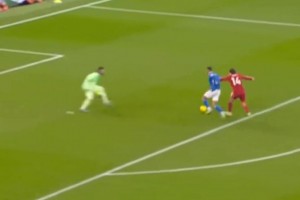 永不放棄！基耶薩這一次極限回防，是否讓你想起了曾經(jīng)的紅軍！