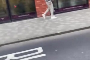 曼聯(lián)球迷此前在路上遇到哈蘭德時邀請他去曼聯(lián)，哈蘭德微微一